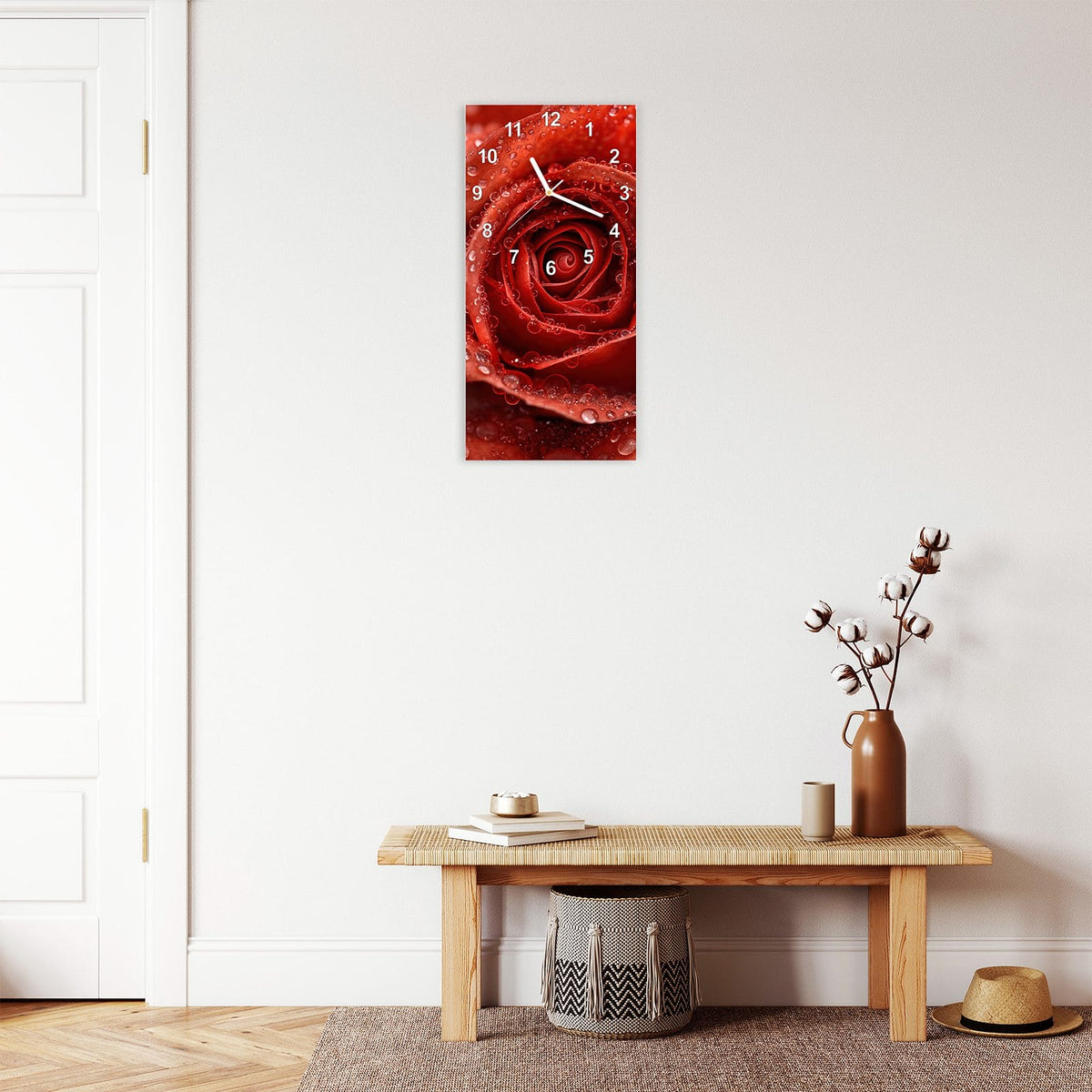 Wanduhr aus Glas im Hochformat Rote Rose mit Tropfen mit Ziffernblatt Modern über einer Holzbank im Flur