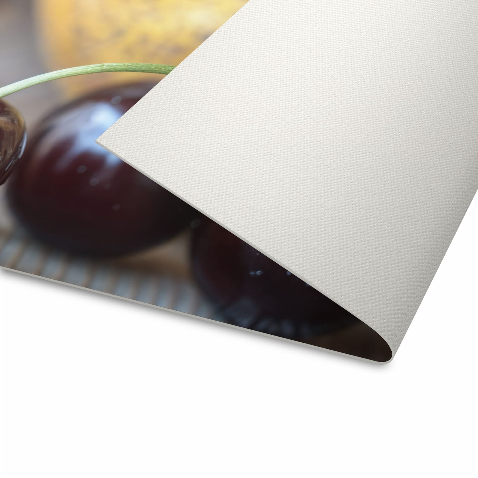 Strapazierfähiger Küchenteppich mit Motiv Frische Kirschen in heller Küche