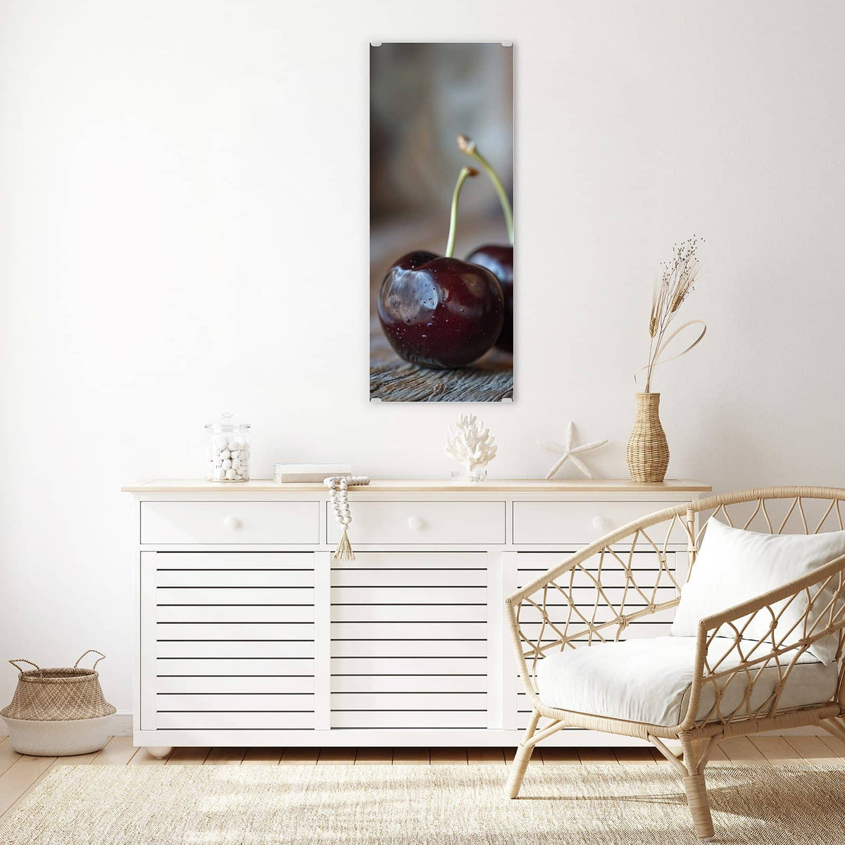 Glasbild Süße Kirschen an der Wand – Dunkelrote Kirschen mit Wassertropfen vor einer gelben Keramikschale auf Holz