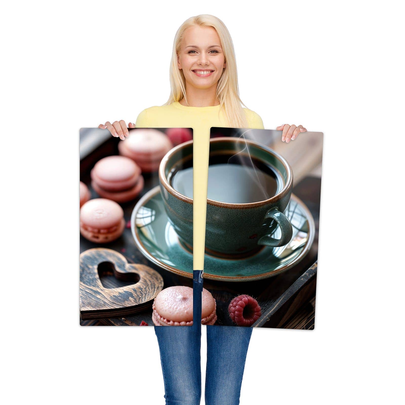 Herdabdeckplatte mit Kaffeepause Macarons-Motiv wird zur Größendarstellung gehalten