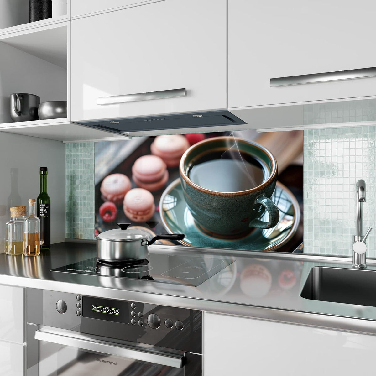 Küchenrückwand aus Glas Kaffee mit Macarons im Hochformat als Spritzschutz hinter dem Kochfeld, über dem Fliesenspiegel montiert