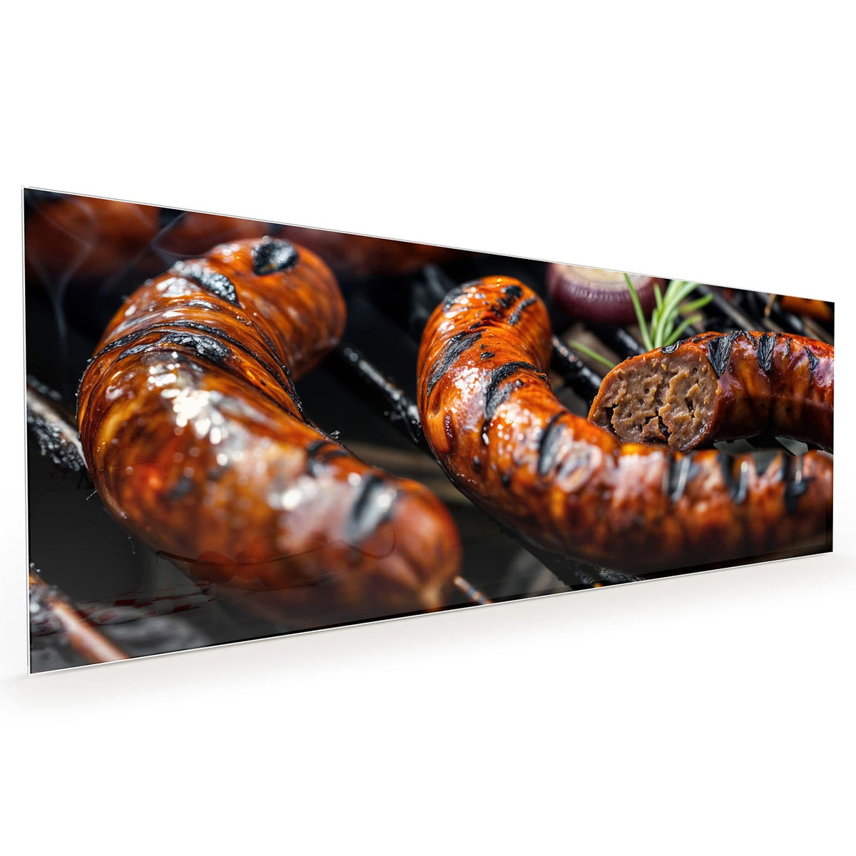 Küchenrückwand aus Glas im Hochformat: Glänzende Bratwürste mit Grillstreifen auf dem Rost, eine angeschnitten, dazu Rosmarin und eine Zwiebelscheibe.