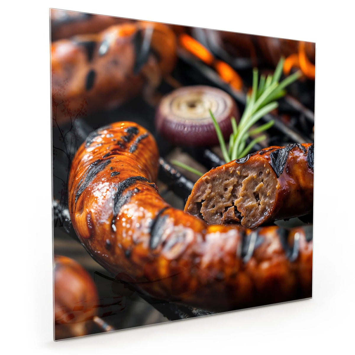 Küchenrückwand aus Glas im quadratischen Format: Glänzende Bratwürste mit Grillstreifen auf dem Rost, eine angeschnitten, dazu Rosmarin und eine Zwiebelscheibe. #grösse_40 x 40 cm #grösse_50 x 50 cm #grösse_60 x 60 cm