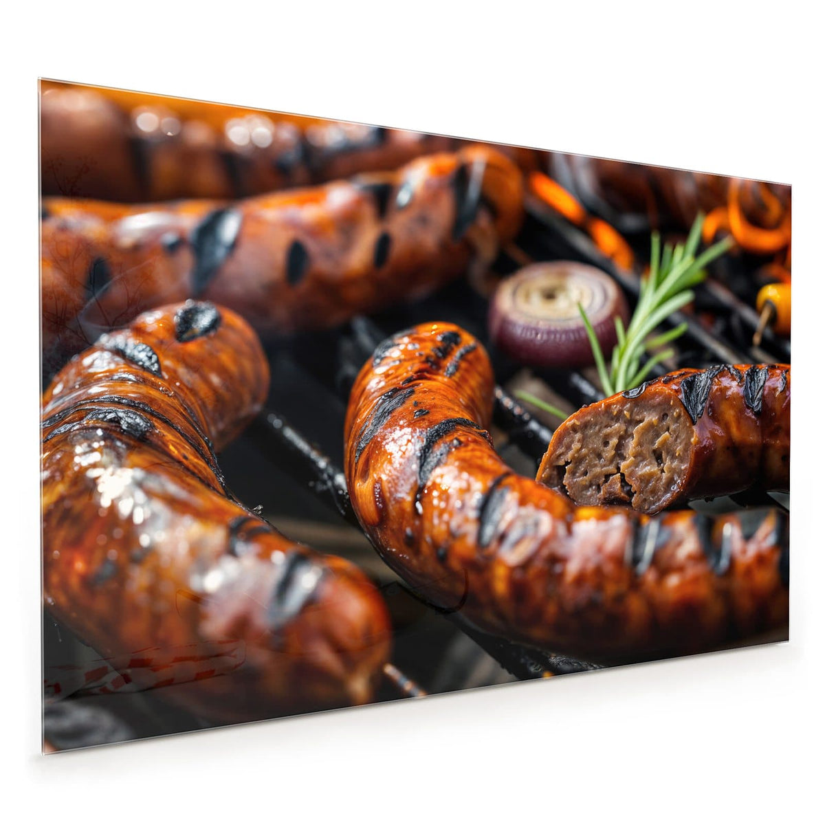 Küchenrückwand aus Glas im Hochformat: Glänzende Bratwürste mit Grillstreifen auf dem Rost, eine angeschnitten, dazu Rosmarin und eine Zwiebelscheibe.