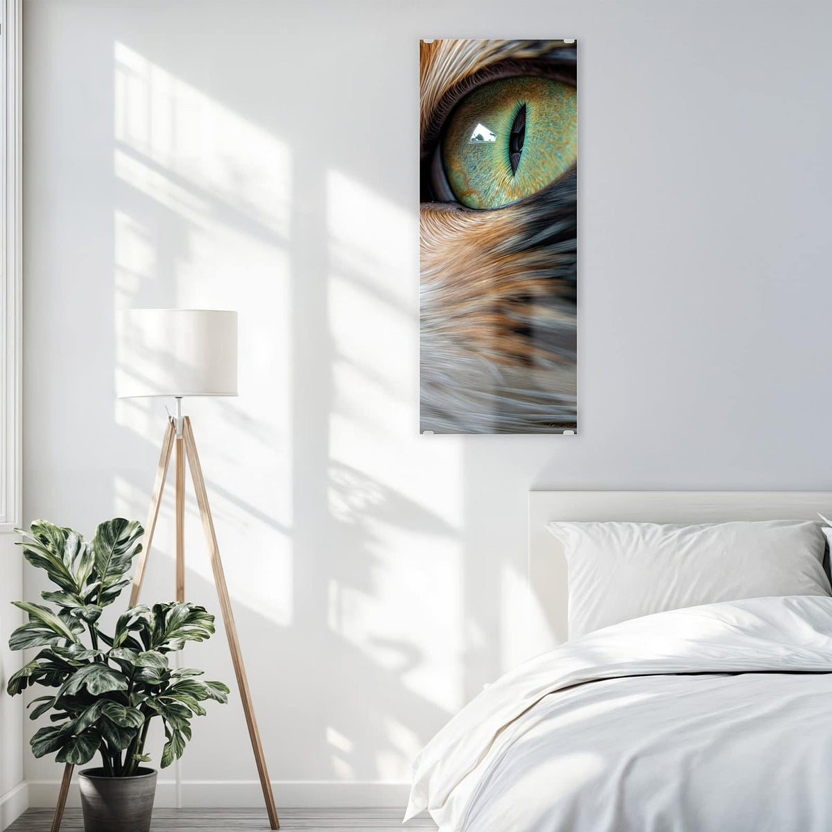 Glasbild Grünäugige Katze an der Wand – Nahaufnahme eines weiß-roten Katzenkopfs mit leuchtend grünen Augen