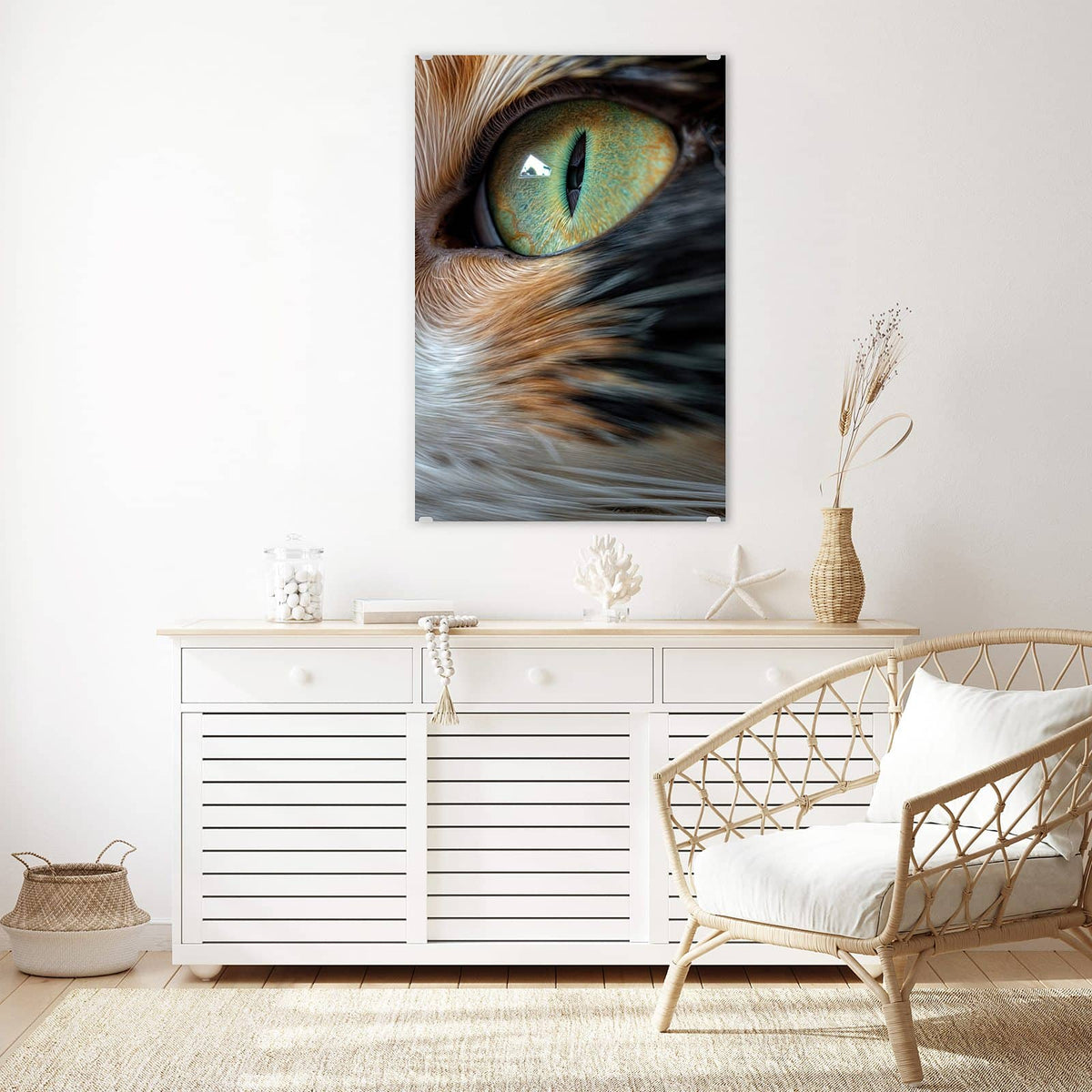 Glasbild Grünäugige Katze an der Wand – Nahaufnahme eines weiß-roten Katzenkopfs mit leuchtend grünen Augen