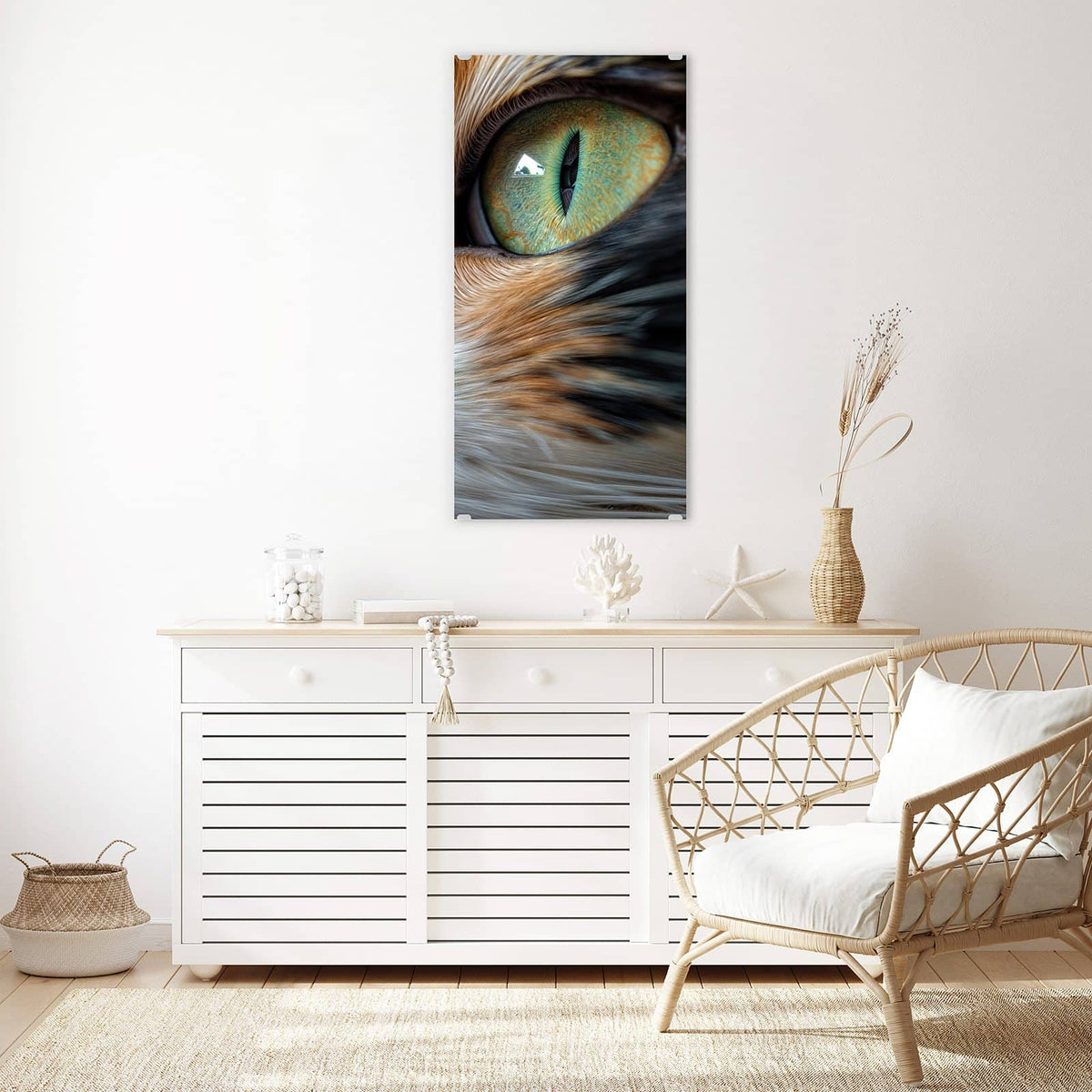 Glasbild Grünäugige Katze an der Wand – Nahaufnahme eines weiß-roten Katzenkopfs mit leuchtend grünen Augen