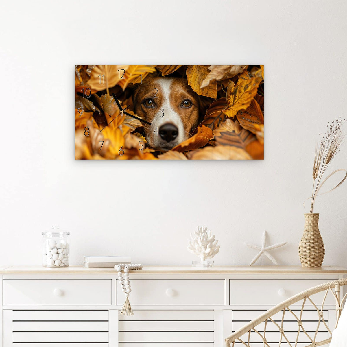 Wanduhr Hund im Herbstlaub aus Glas – Querformat 60 × 30 cm – Hundekopf lugt aus Herbstblättern