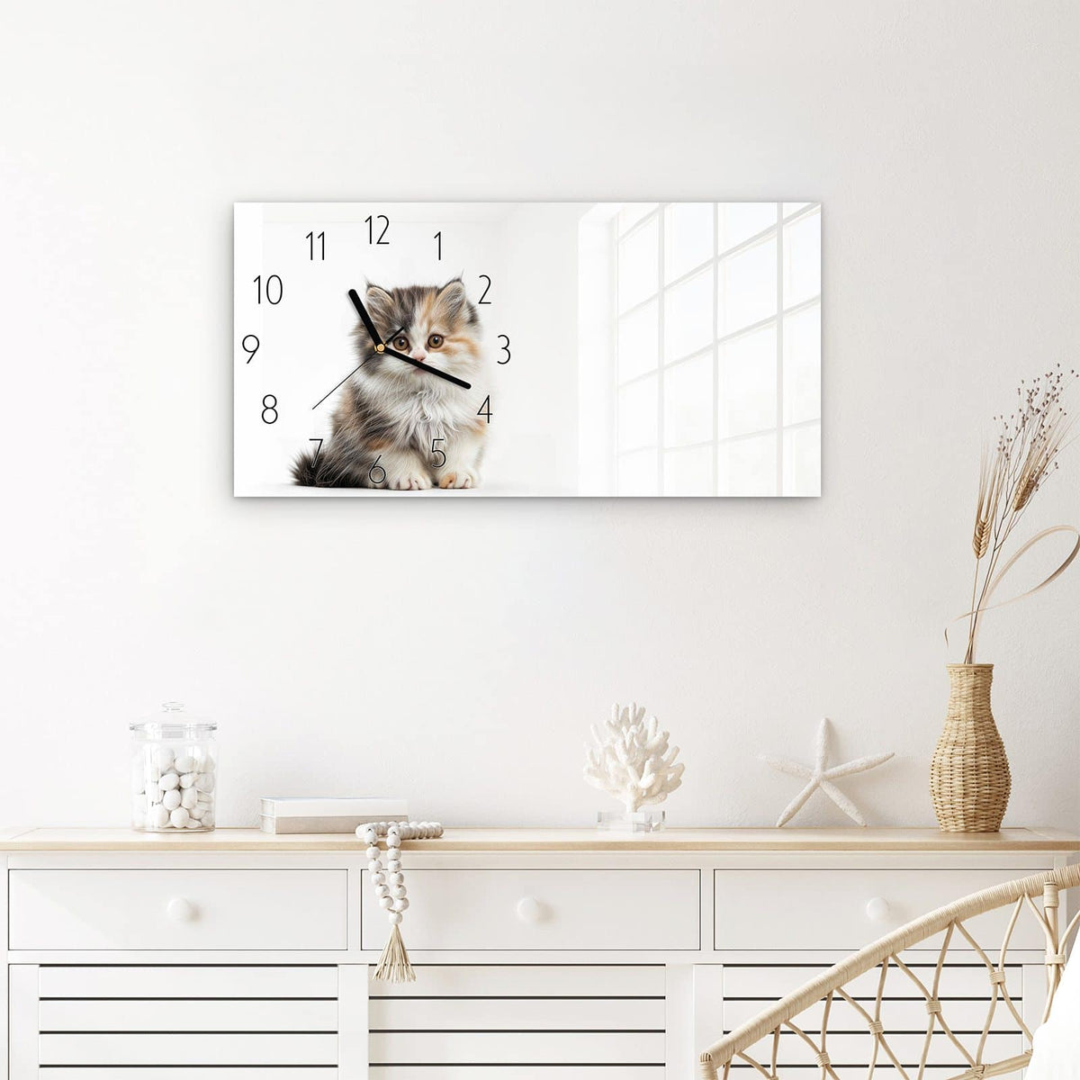 Wanduhr Flauschige Katze aus Glas – Querformat 60 × 30 cm – Flauschiges Kätzchen mit großen Augen