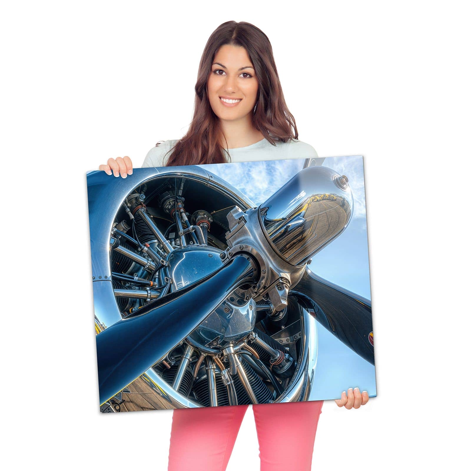 Herdabdeckplatte mit Flugzeugmotor-Motiv wird zur Größendarstellung gehalten