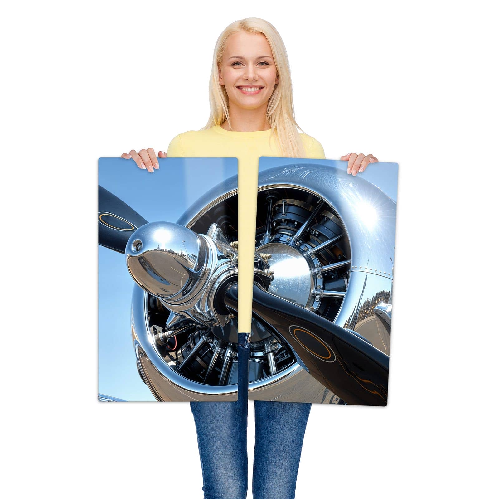 2-teilige Herdabdeckplatte mit Flugzeugpropeller-Motiv wird zur Größendarstellung gehalten