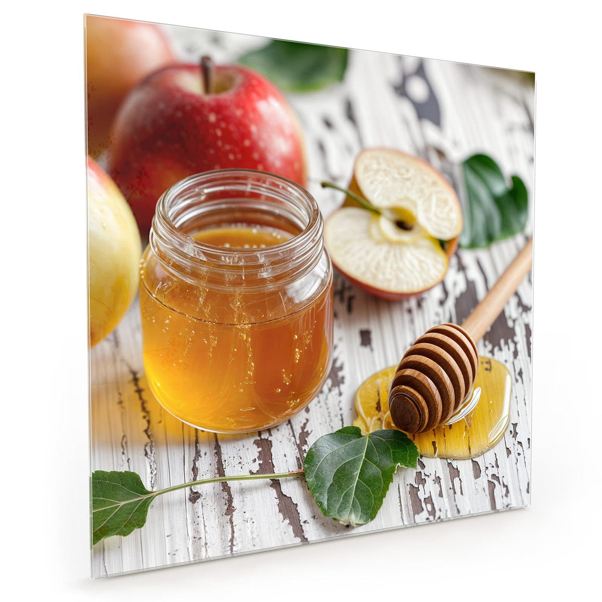 Küchenrückwand aus Glas im quadratischen Format: Offenes Honigglas mit Löffel, rote Äpfel und Apfelhälfte auf weißem Holz #grösse_40 x 40 cm #grösse_50 x 50 cm #grösse_60 x 60 cm