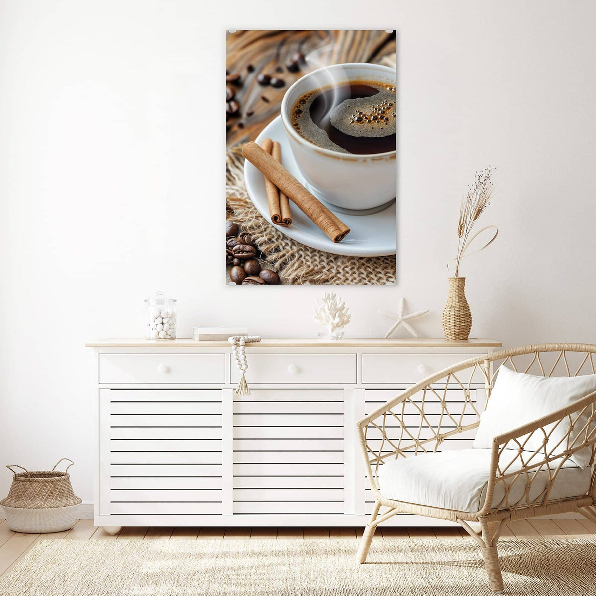 Glasbild Kaffee mit Zimtstangen an der Wand – Weiße Tasse schwarzer Kaffee mit Schaum, zwei Zimtstangen auf der Untertasse, Jutestoff