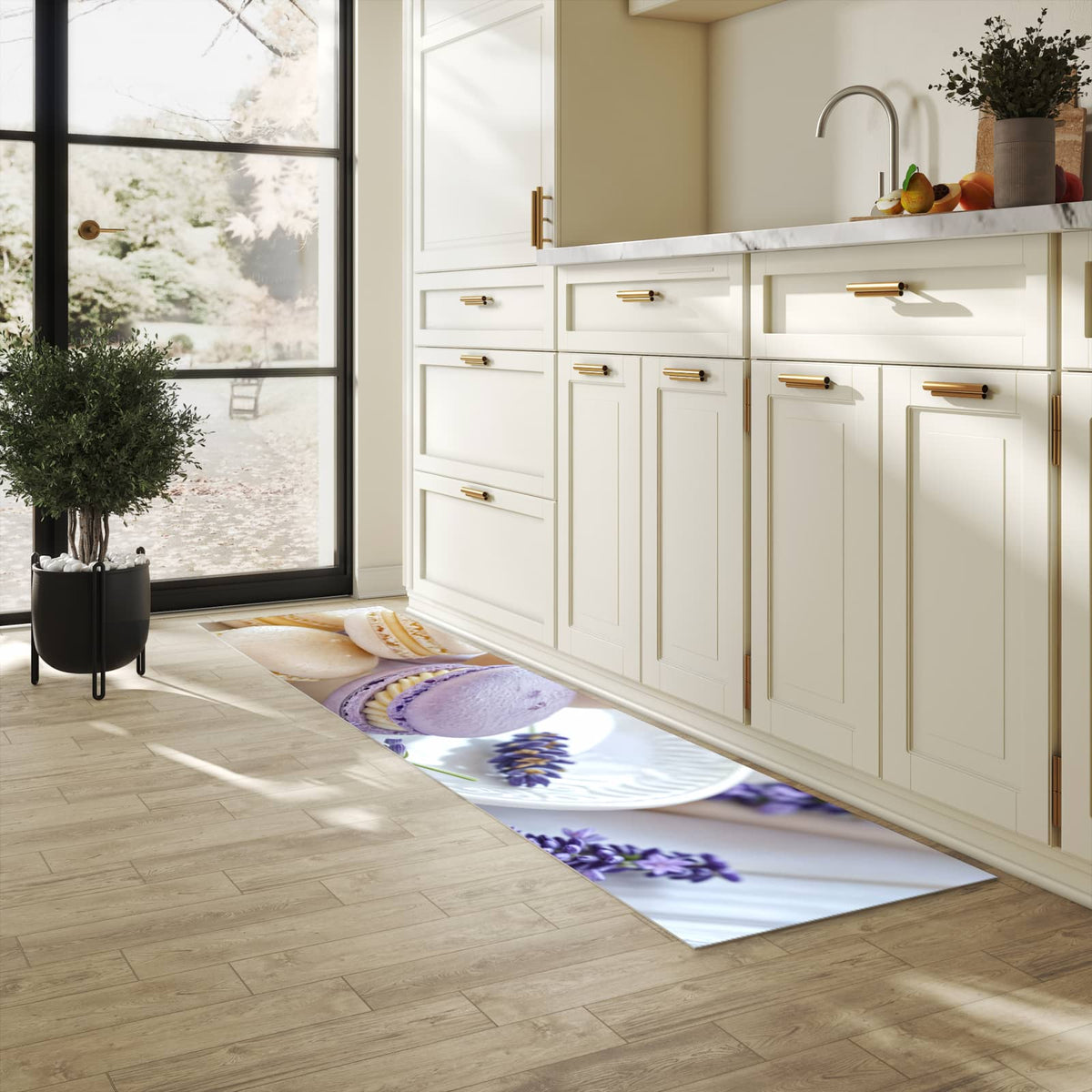 Fleckenresistenter waschbarer Teppich Küche mit Motiv Lavendel Macarons in heller Küche