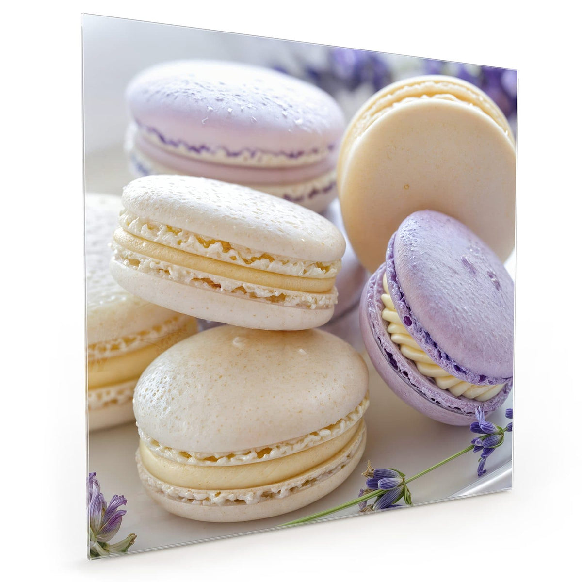 Küchenrückwand aus Glas im quadratischen Format: Fliederfarbene und cremefarbene Macarons mit Lavendelzweigen auf weißem Teller #grösse_40 x 40 cm #grösse_50 x 50 cm #grösse_60 x 60 cm