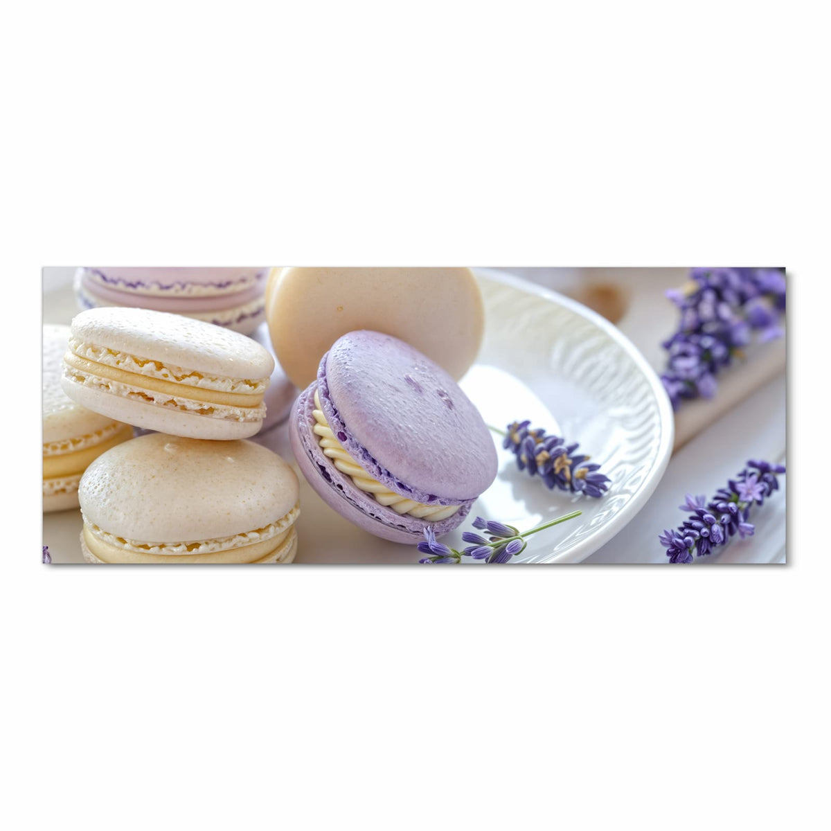 Fleckenresistenter waschbarer Küchenteppich mit Motiv Lavendel Macarons in Frontansicht