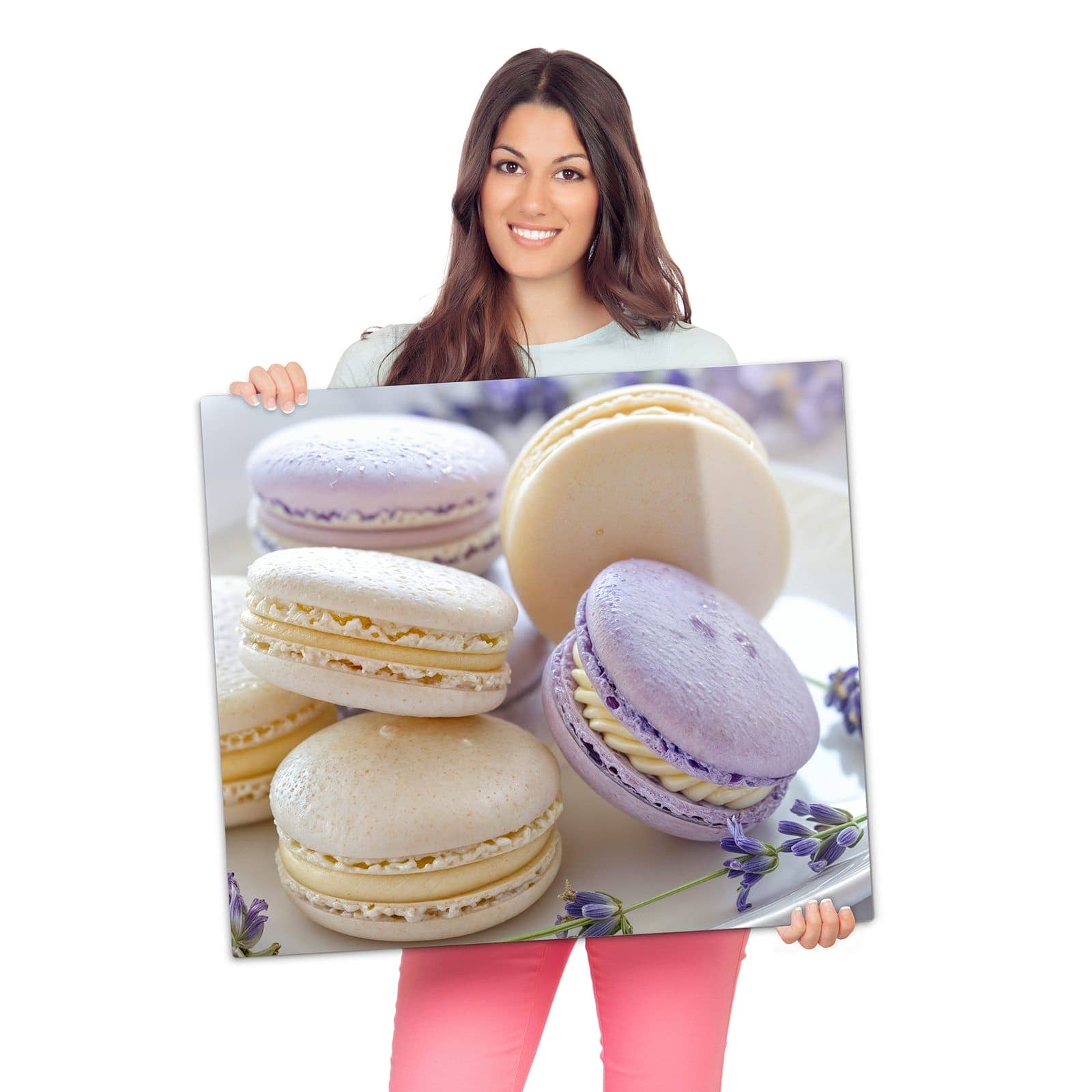 Glasplatte für Herd mit Lavendel Macarons-Motiv wird zur Größendarstellung gehalten