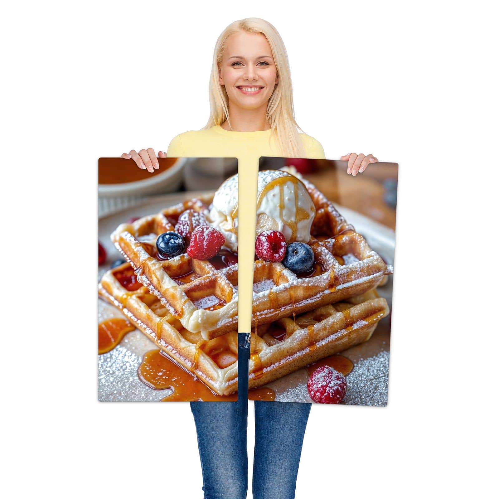 Herdabdeckung für Induktionsfeld mit Belgische Waffeln-Motiv wird zur Größendarstellung gehalten