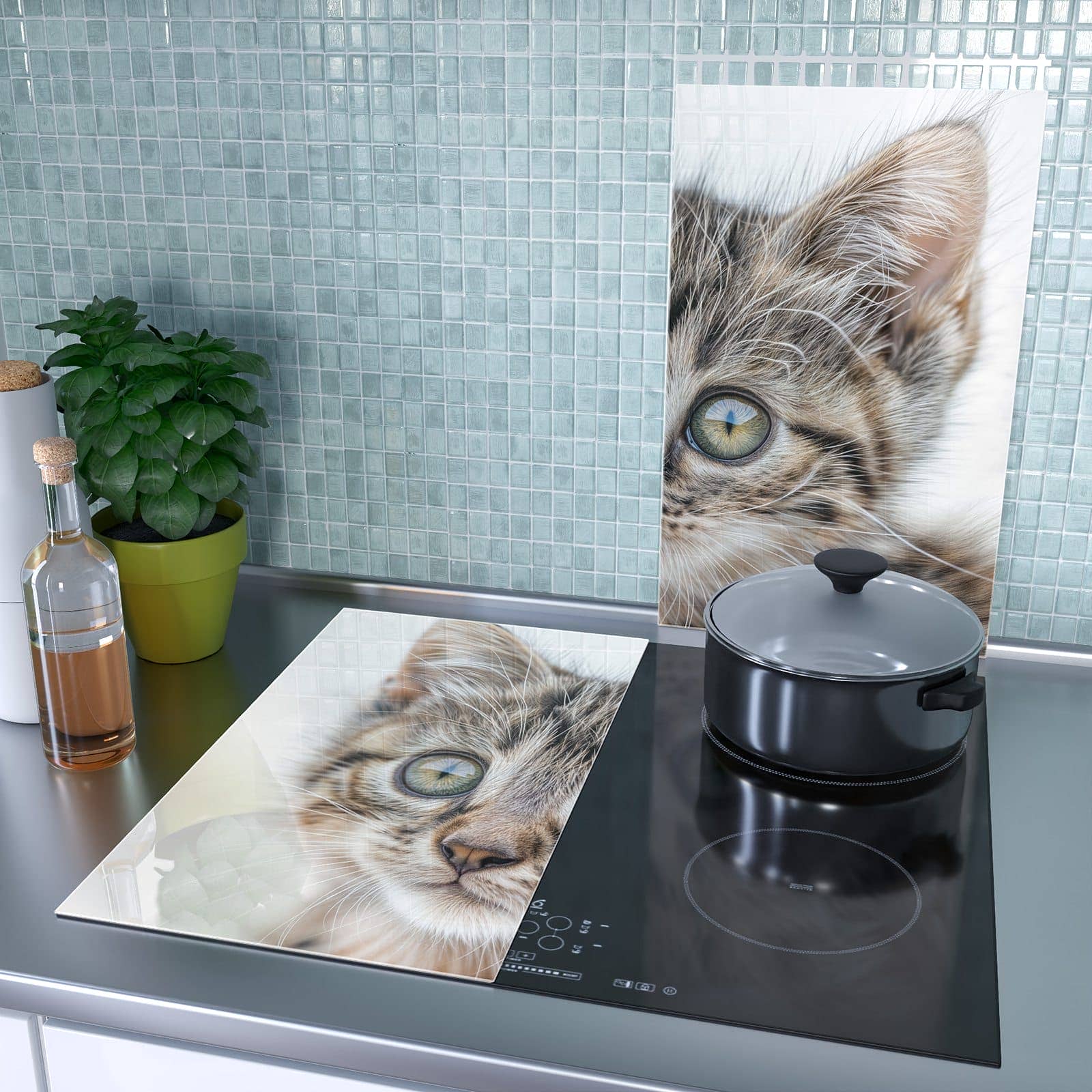 2-teilige Herdabdeckung aus Holz mit Neugieriges Katzenjunges-Motiv als Spritzschutz hinter dem Kochfeld