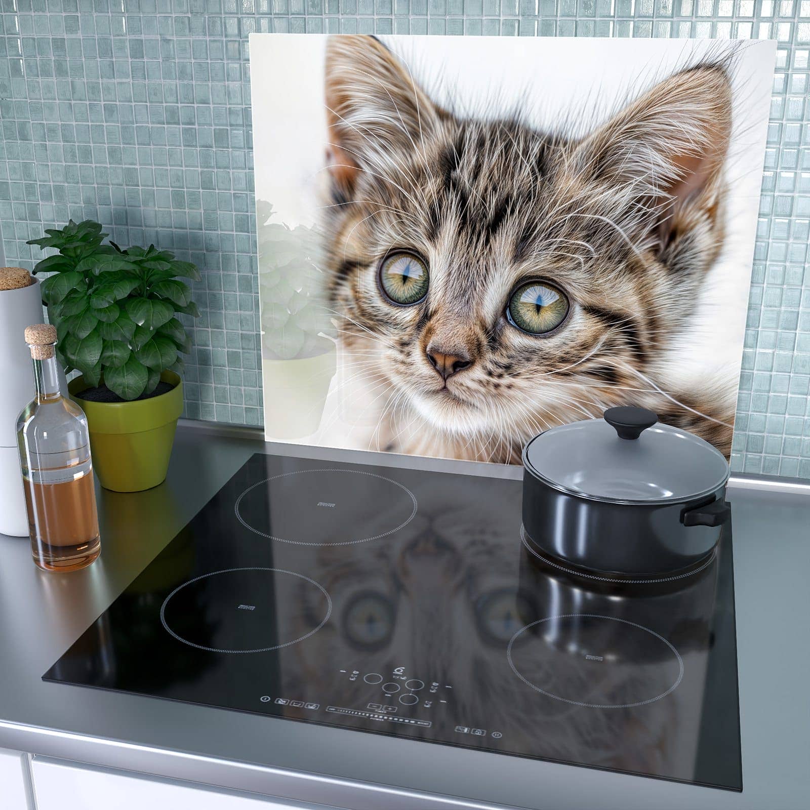 1-teilige Ceranfeldabdeckung mit Neugieriges Katzenjunges-Motiv als Spritzschutz hinter dem Kochfeld