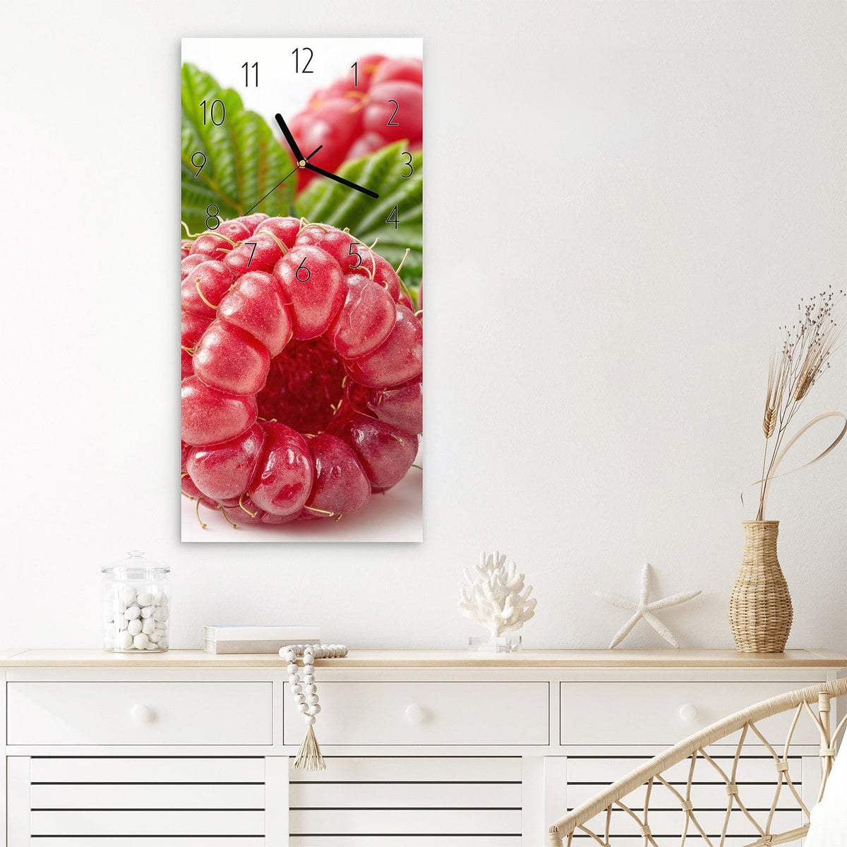 Wanduhr Saftige Himbeeren Nah aus Glas – Hochformat 30 × 60 cm – Pralle Himbeeren in Makroaufnahme