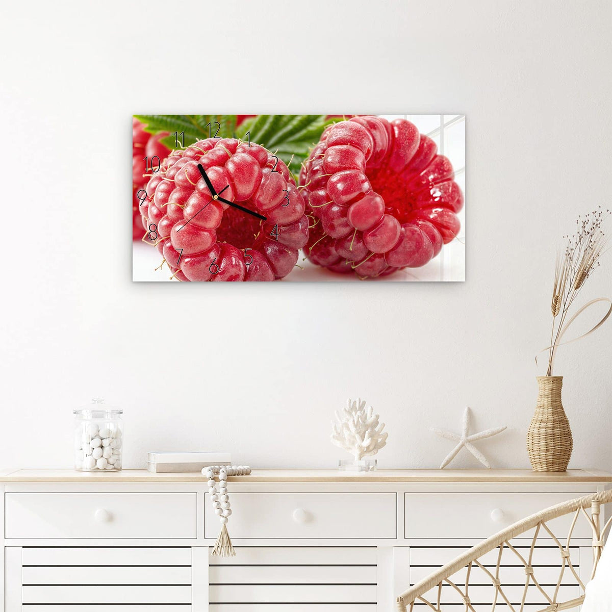 Wanduhr Saftige Himbeeren Nah aus Glas – Querformat 60 × 30 cm – Pralle Himbeeren in Makroaufnahme