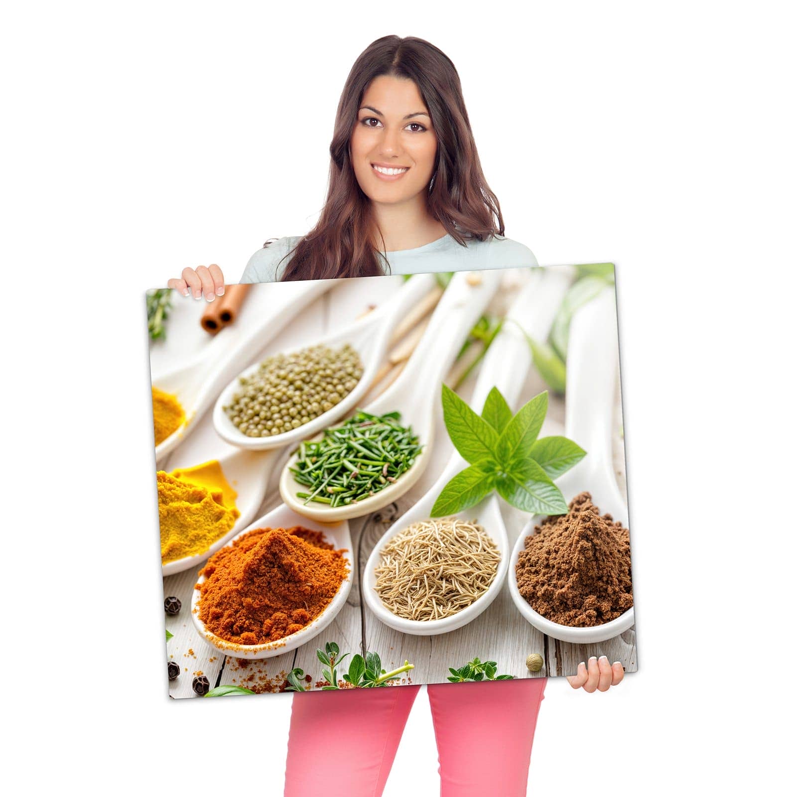 Herdabdeckplatten für Ceranfeld mit Gewürzvielfalt-Motiv wird zur Größendarstellung gehalten