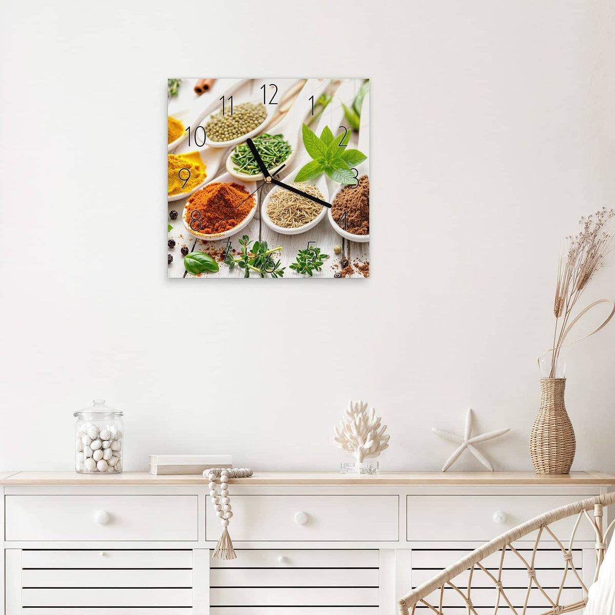 Wanduhr Gewürzvielfalt aus Glas – Quadratisch 30 × 30 cm – Porzellanlöffel mit bunten Gewürzen