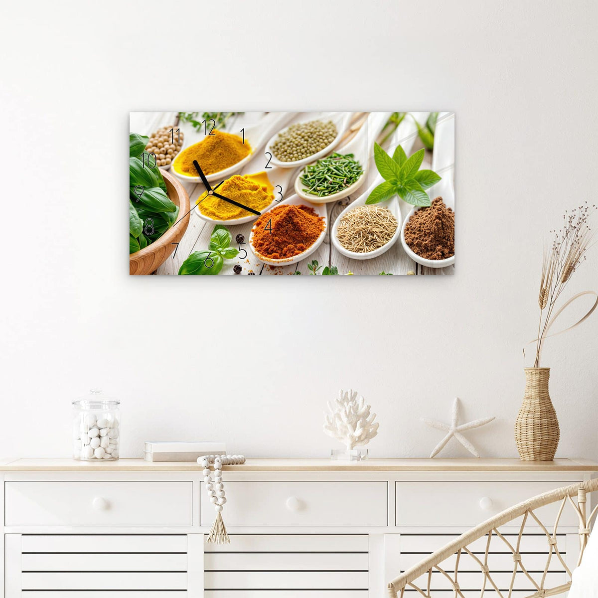 Wanduhr Gewürzvielfalt aus Glas – Querformat 60 × 30 cm – Porzellanlöffel mit bunten Gewürzen