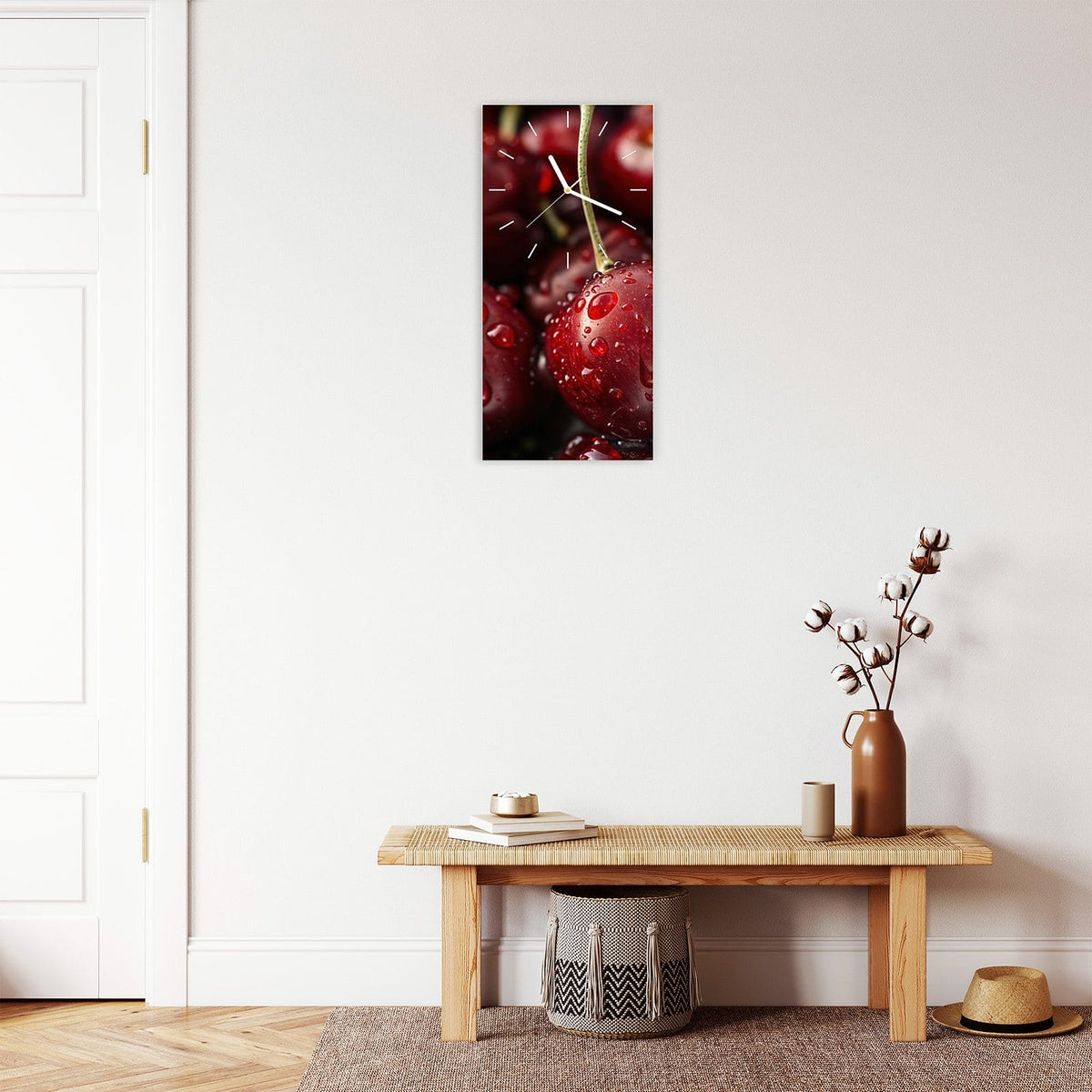 Wanduhr aus Glas im Hochformat Rubinrote Kirschen mit Ziffernblatt Linie über einer Holzbank im Flur