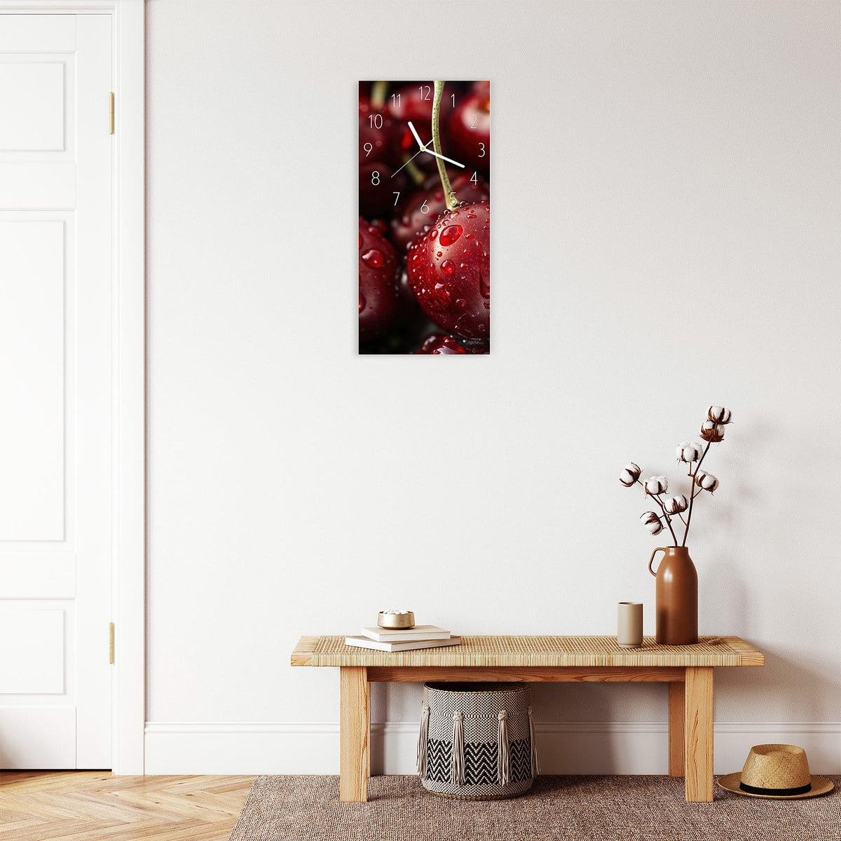 Wanduhr aus Glas im Hochformat Rubinrote Kirschen mit Ziffernblatt Elegant über einer Holzbank im Flur