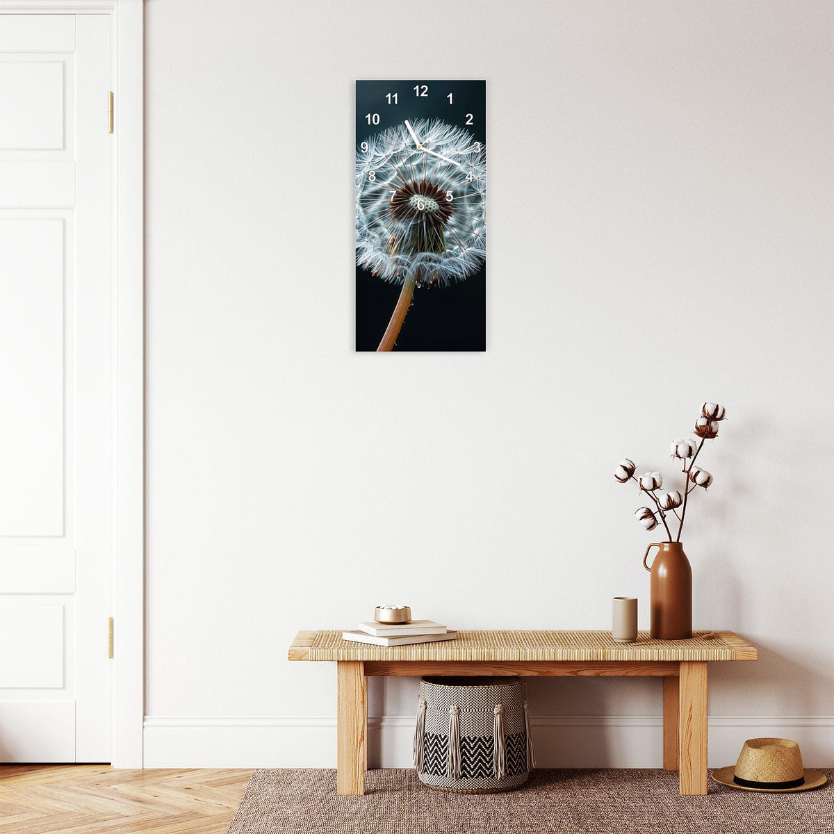 Wanduhr aus Glas im Hochformat Fliegende Pusteblume mit Ziffernblatt Modern über einer Holzbank im Flur