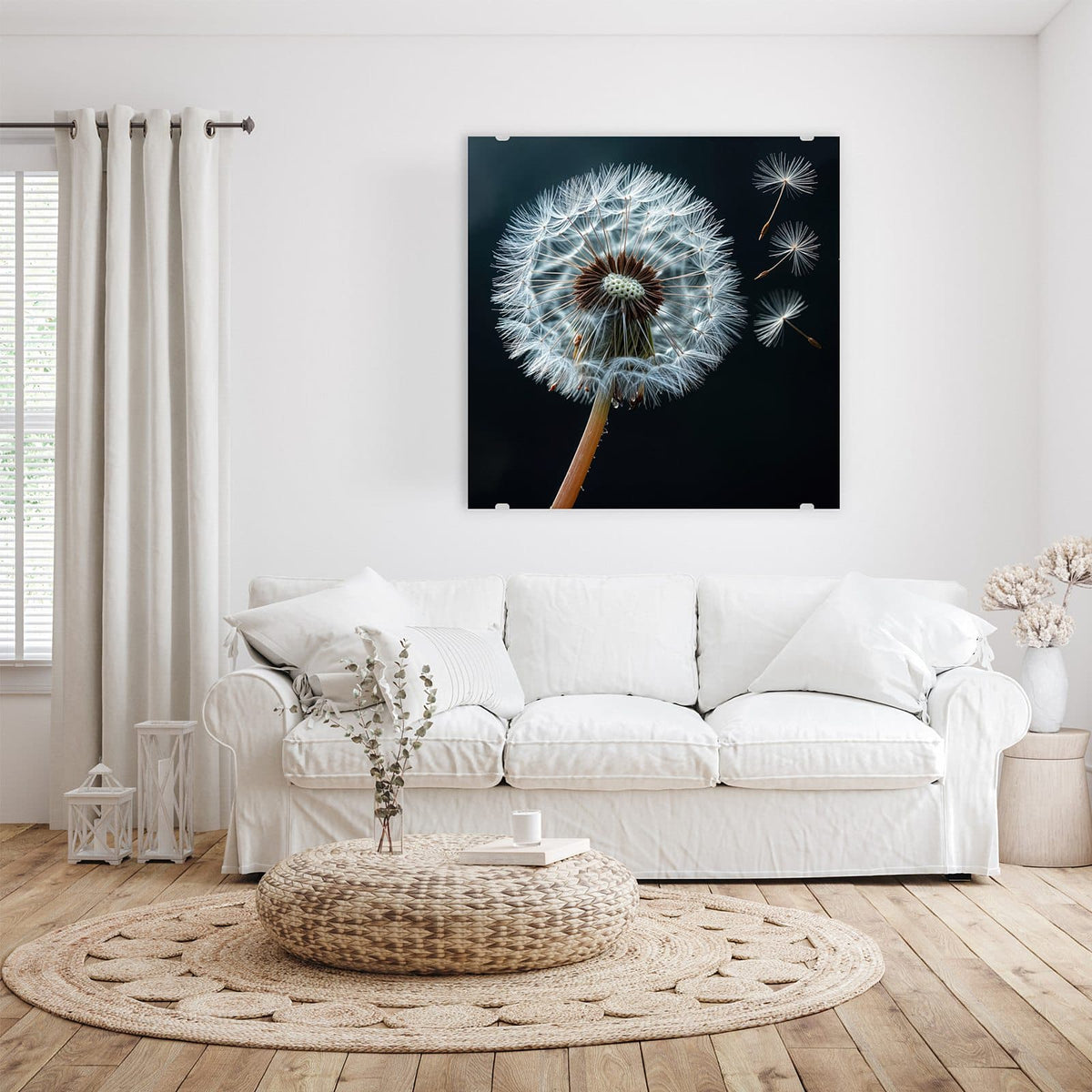 Glasbild Fliegende Pusteblume an der Wand – Eine große Pusteblume vor fast schwarzem Grund, drei Samen fliegen nach rechts weg