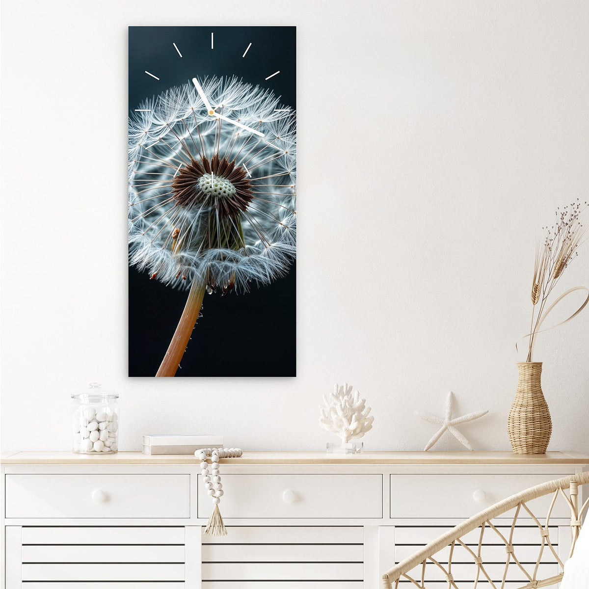 Wanduhr aus Glas im Hochformat Fliegende Pusteblume mit Ziffernblatt Linie über einem weißen Sideboard