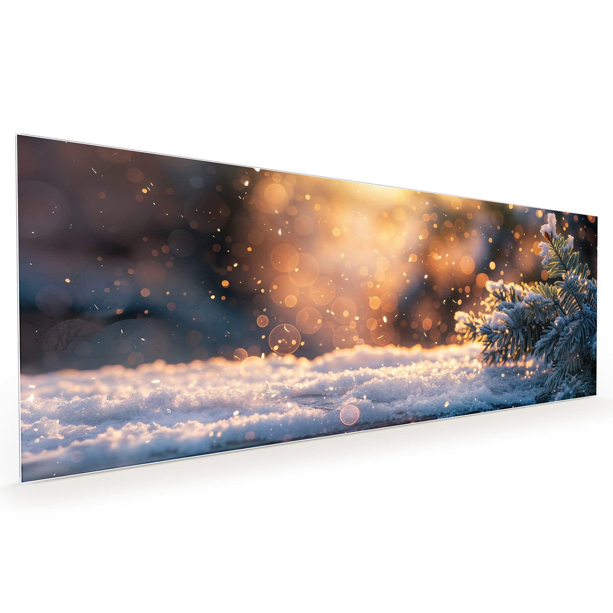 Küchenrückwand aus Glas im Hochformat mit Motiv Tannenzweig im Goldlicht: Verschneiter Tannenzweig auf Holz vor goldenem Bokeh