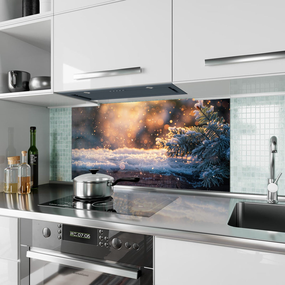 Küchenrückwand aus Glas Tannenzweig im Goldlicht im Hochformat als Spritzschutz hinter dem Kochfeld, über dem Fliesenspiegel montiert