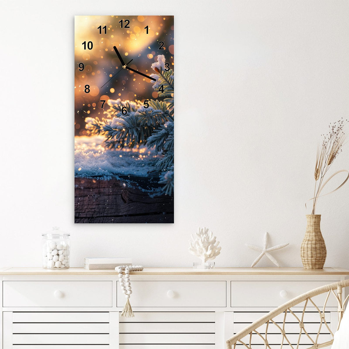 Wanduhr aus Glas im Hochformat Tannenzweig im Goldlicht mit Ziffernblatt Modern über einem weißen Sideboard