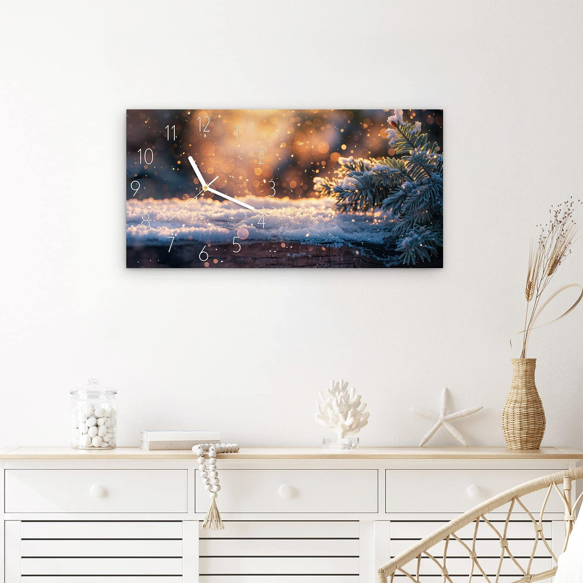 Wanduhr Winterzweig Schnee aus Glas – Querformat 60 × 30 cm – Verschneite Tannenzweige im Goldschimmer