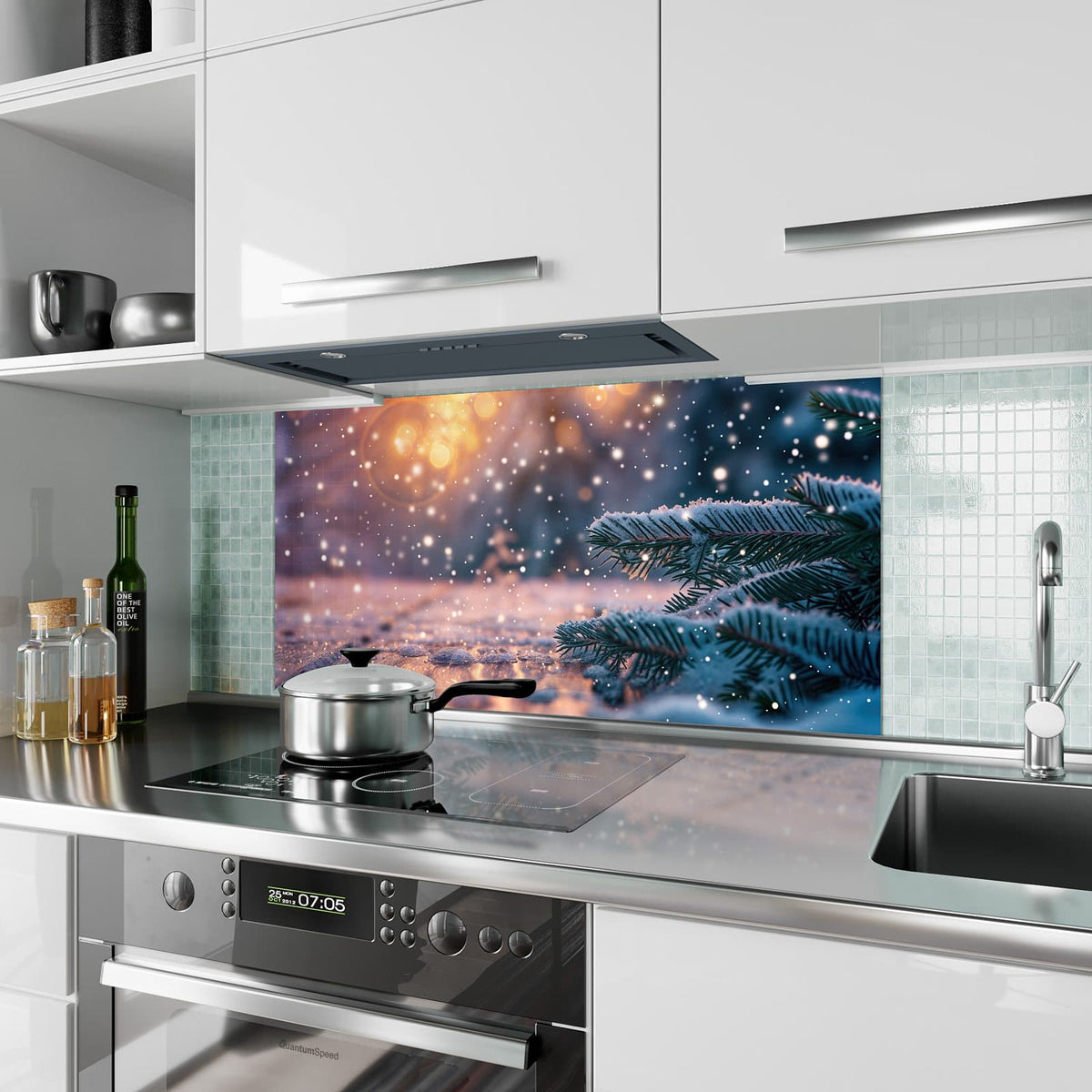 Küchenrückwand aus Glas Winterliche Tannenzweige im Hochformat als Spritzschutz hinter dem Kochfeld, über dem Fliesenspiegel montiert