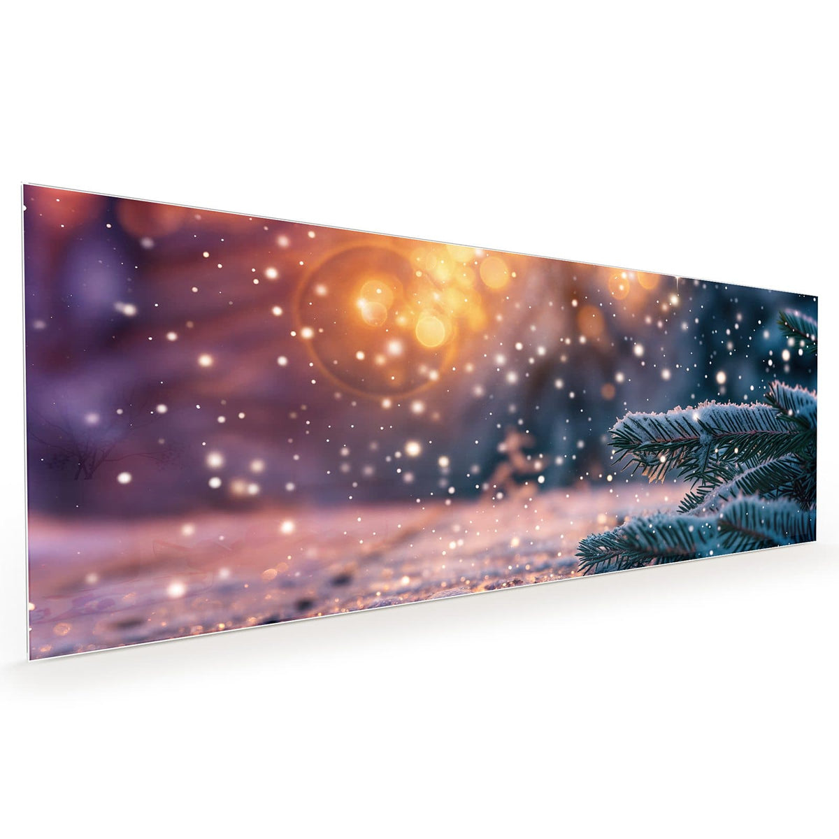 Küchenrückwand aus Glas im Hochformat mit Motiv Winterliche Tannenzweige: Schneebedeckte Tannenzweige vor goldenem Bokeh und rieselndem Schnee