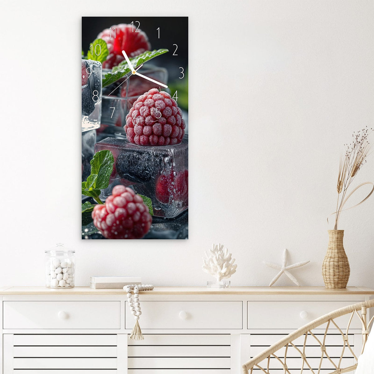 Wanduhr Beeren im Eisblock aus Glas – Hochformat 30 × 60 cm – Eisgekühlte Beeren vor dunklem Grund