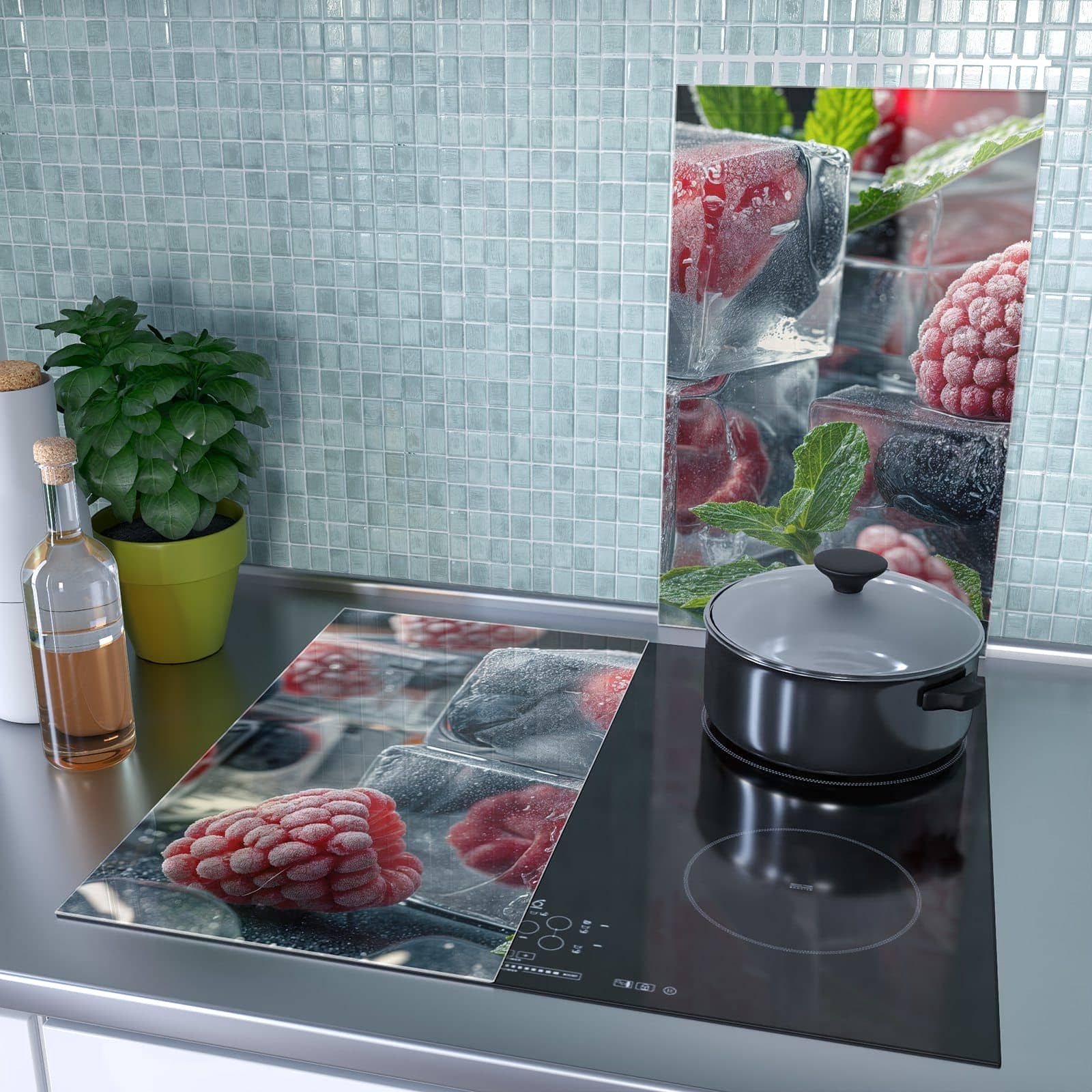 2-teilige Herdabdeckplatte aus Glas mit Beeren in Eiswürfeln-Motiv als Spritzschutz hinter dem Kochfeld
