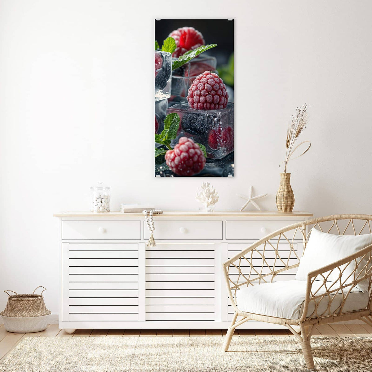 Glasbild Beeren im Eisblock an der Wand – Himbeeren und Blaubeeren in Eiswürfeln eingeschlossen, dazu frische Minze