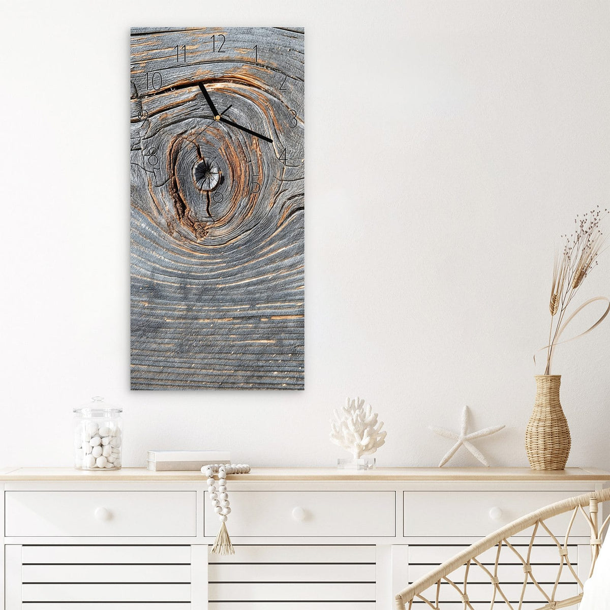 Wanduhr aus Glas im Hochformat Astloch im Altholz mit Ziffernblatt Elegant über einem weißen Sideboard