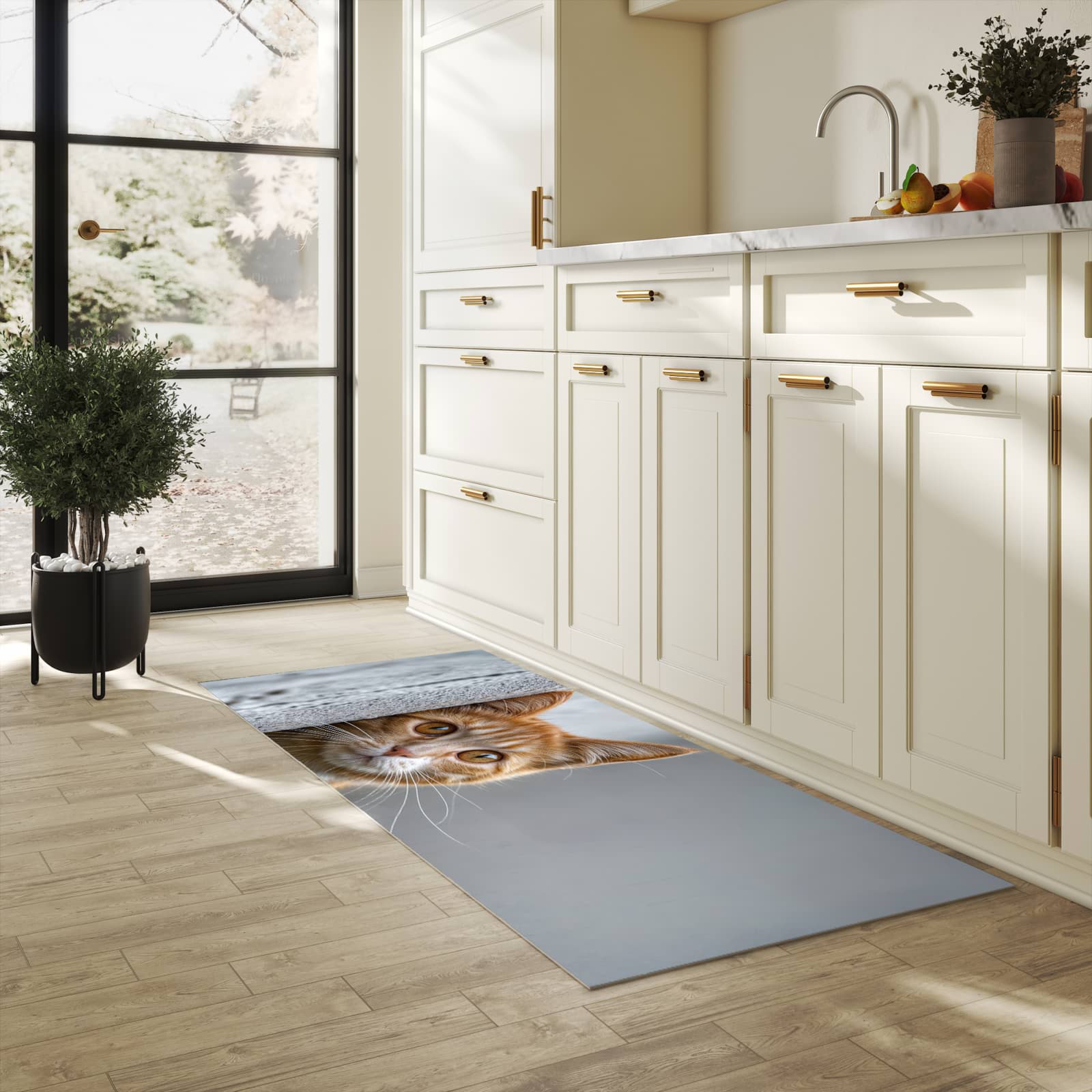Langlebiger, waschbarer Küchenläufer mit Motiv Neugierige Katze in heller Küche