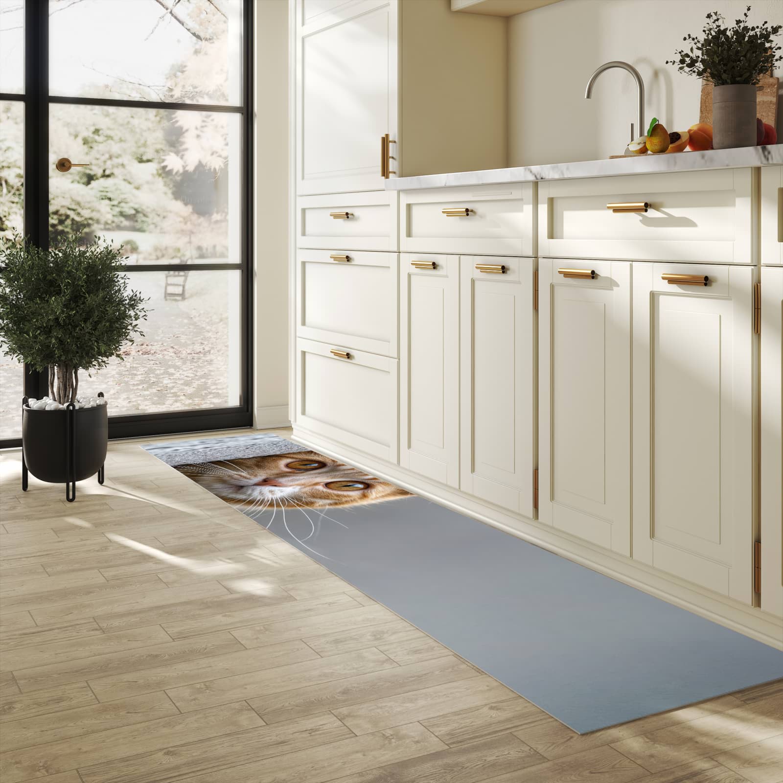 Schmutzabweisender moderner Küchenläufer mit Motiv Neugierige Katze in heller Küche