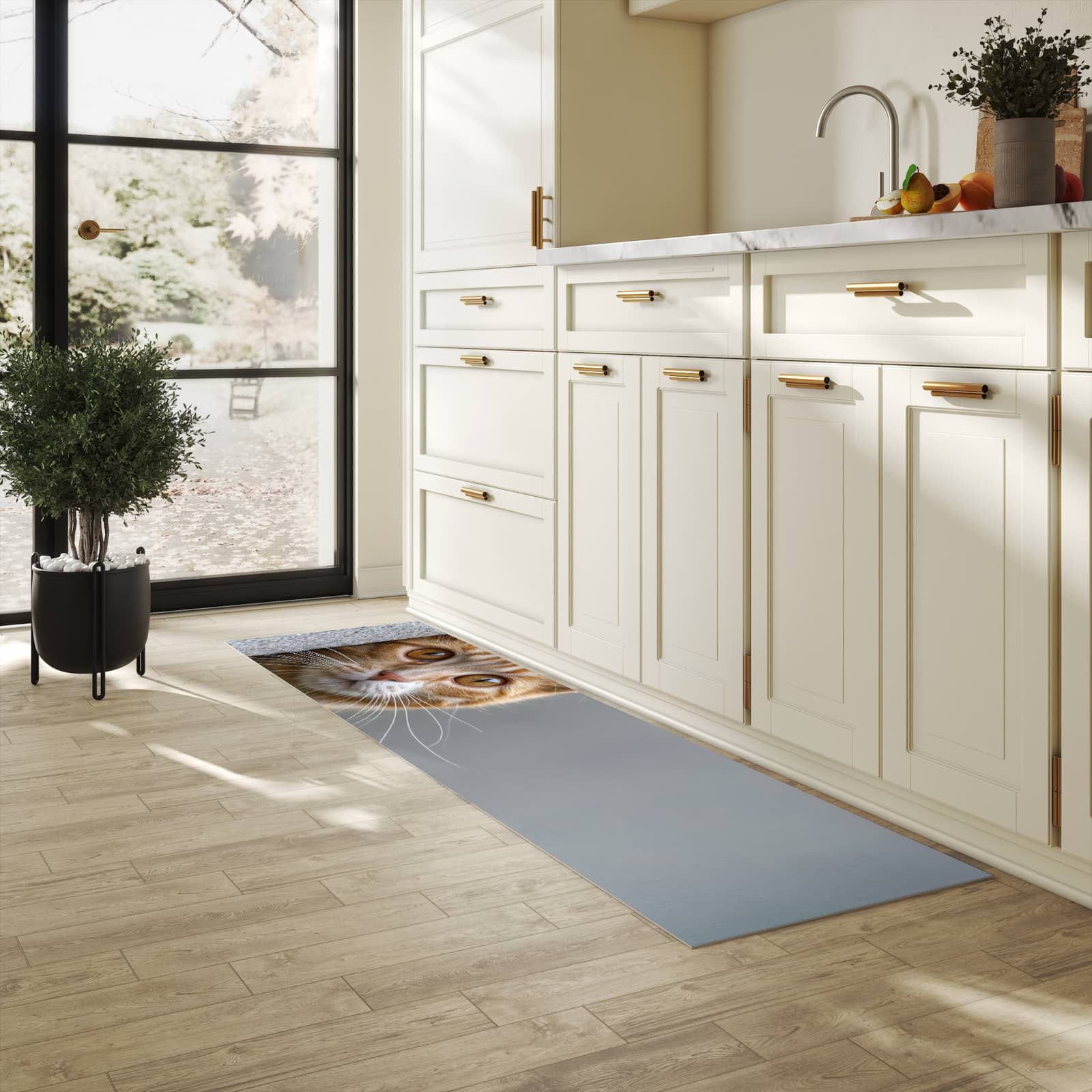 Wasserabweisender waschbarer Küchenläufer mit Motiv Neugierige Katze in heller Küche
