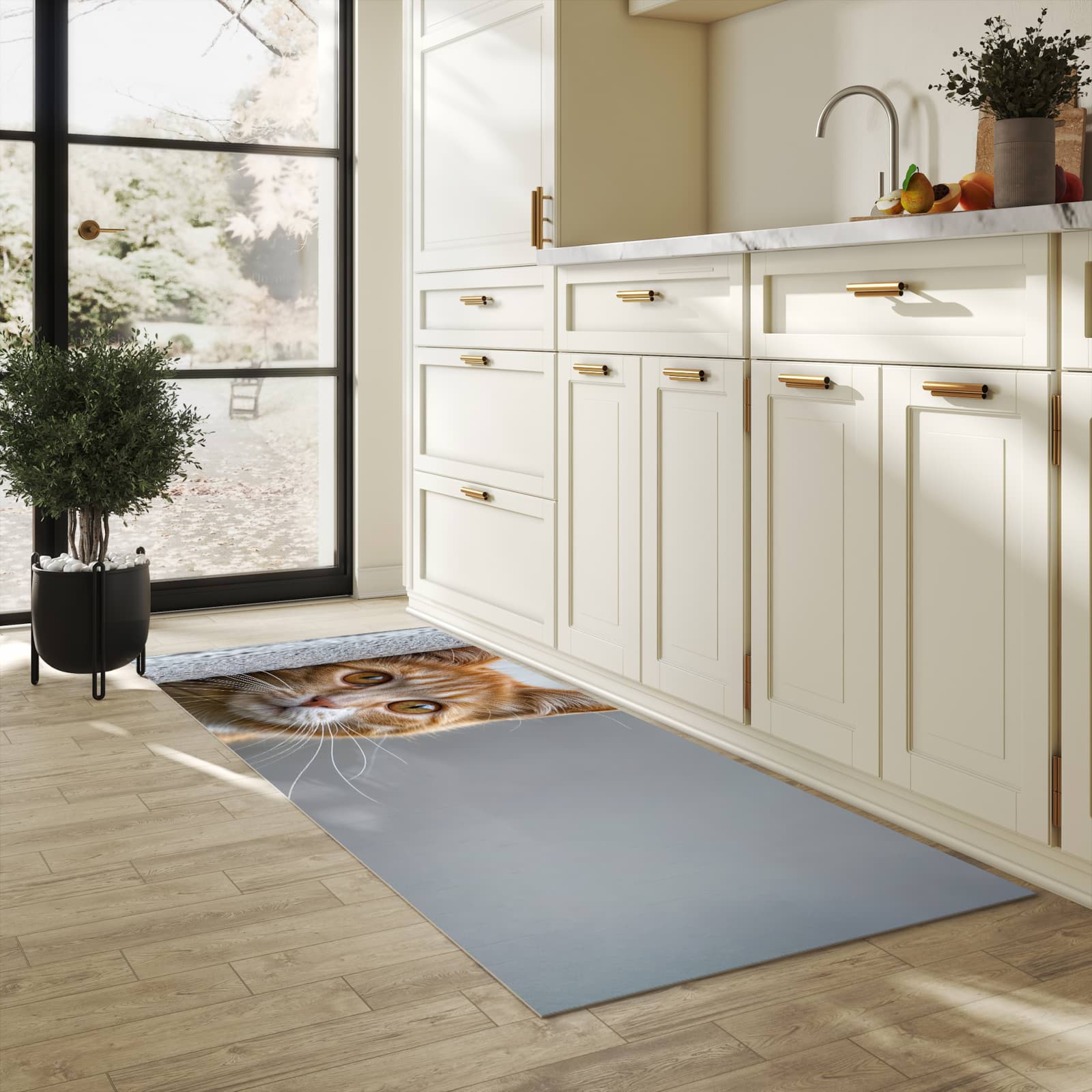 Pflegeleichter Küchenteppich mit Motiv Neugierige Katze in heller Küche