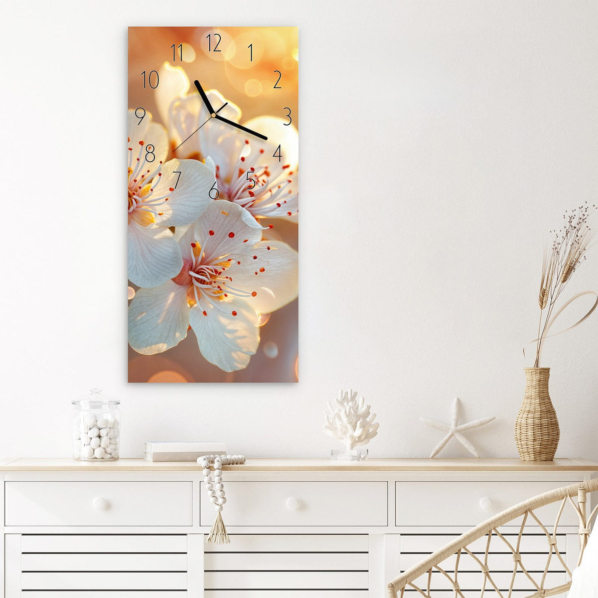 Wanduhr Blüten im Sonnenlicht aus Glas – Hochformat 30 × 60 cm – Weiße Blüten mit roten Staubgefäßen