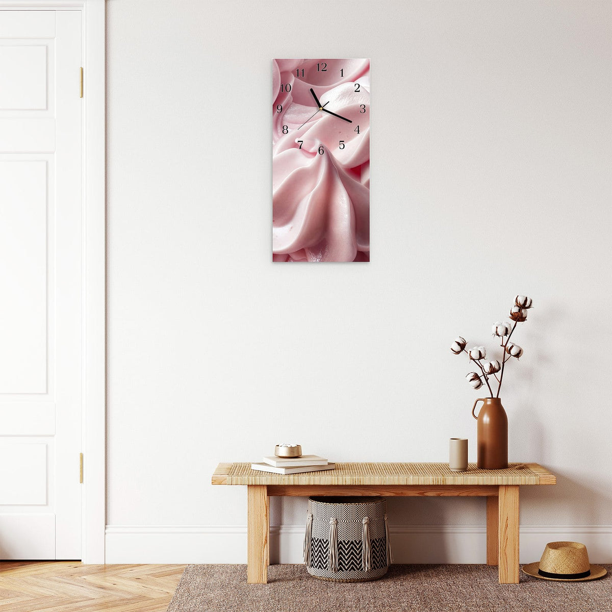 Wanduhr aus Glas im Hochformat Rosa Cremewellen mit Ziffernblatt Klassisch über einer Holzbank im Flur